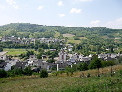 Vue de l’église de Fell depuis la Via Columbani