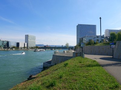 Vue de Bâle depuis la Via Columbani au bord du Rhin avec la frontière.