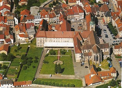 Vue aérienne de l’abbaye, de la basilique et du palais abbatial de Luxeuil-les-Bains