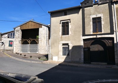 La grange du Massacre de Wassy en 1562. L’entrée du temple au premier plan.