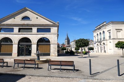 Halles et Théâtre de Wassy à droite