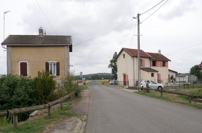 L ‘ancienne gare de Chemin de fer à gauche et la maison de l’éclusier à droite