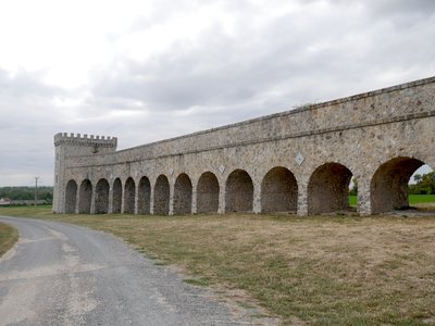 Aqueduc pour restituer l’eau en amont du canal