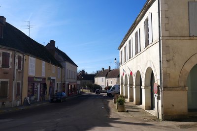 Centre-ville de Ouanne avec sa mairie à droite