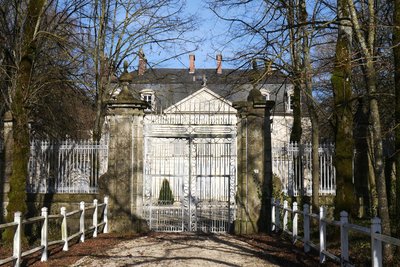 Grilles et façade du château « Des Barres »