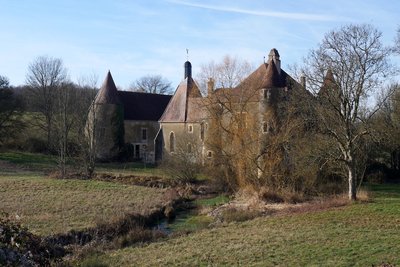 Vue du château de Villiers avec le ruisseau de Presle et la source Ste-Reine