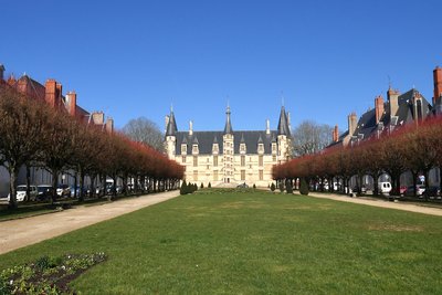 Le Palais ducale et l’esplanade accédant à la Loire