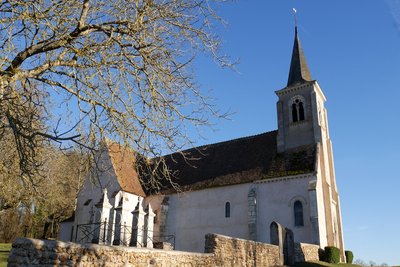 L’église Saint-Symphorien de Tracy avec les stèles funéraires au premier plan