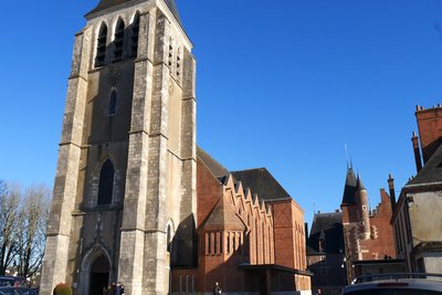 Vue générale de l’église Sainte-Jeanne d’Arc de Gien, XXe siècle.