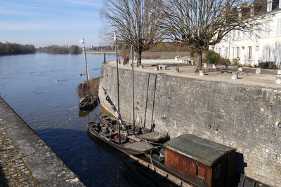 Écluse de Patache, le bief de Combleux sont alimentés par la Loire.