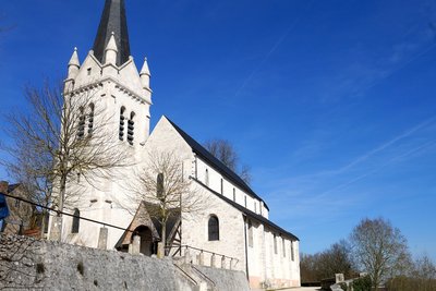 La Via Columbani passe devant l’église Saint-Mesmin