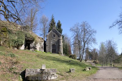 Vue panoramique de la grotte, de la chapelle et du chemin d’arrivée sur le site