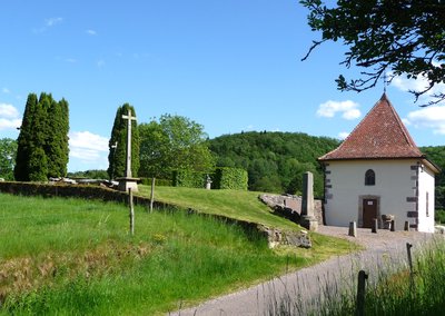 Sarcophages dans le cimetière des moines d’Annegray, église Saint-Martin sur la colline