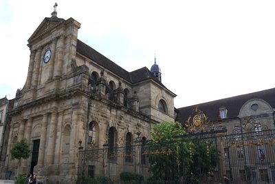 L’église Notre-Dame et le lycée Bonaparte attenant