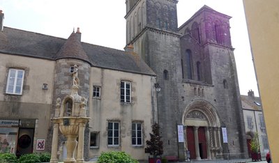 Façade de la basilique et de la fontaine Saint-Andoche à Saulieu