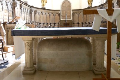 Sarcophage de saint Andoche sous l’autel de la basilique de Saulieu