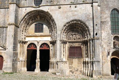 Porche d’entrée de la Collégiale Saint-Lazare