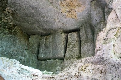 Carrière de sarcophages à la Roche Taillée avant Arcy-sur-Cure