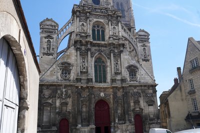 Façade (17e siècle) de l’église Saint-Pierre d’Auxerre