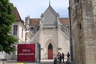 Le parvis de l’abbaye Saint-Germain, entrée du musée.