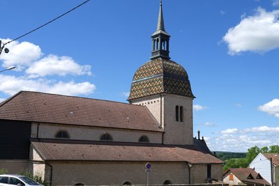 L’église de Rougemont avec son clocher comtois en tuiles vernissées typique des clochers francs-Comtois.