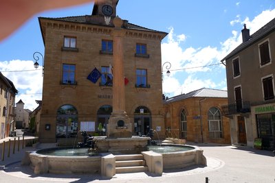 La mairie et la fontaine de Rougemont