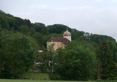 Vue de l’église Saint-Michel de Roulans depuis la Via Columbani