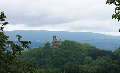 Château médiéval de Montfaucon vue de la Via  Columbani