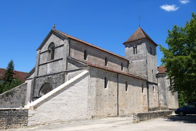 L’église Notre-Dame de Courtefontaine et son cimetière devant la façade