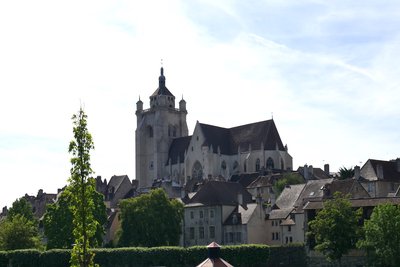 Vue générale de Dole avec la collégiale Notre-Dame