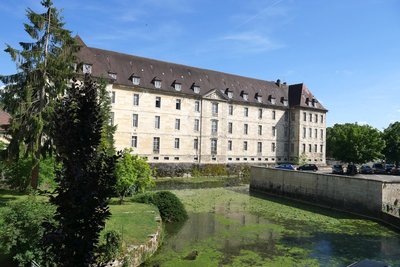 L’hôpital de la Charité devant le canal des tanneurs à Dole, aujourd’hui Lycée C. Nodier