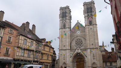 La façade de la cathédrale Saint-Vincent de Chalon-sur-Saône