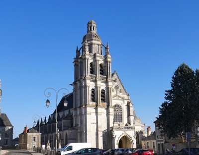 Façade de la cathédrale Saint-Louis de Blois