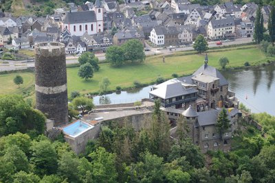 Château de Bischofstein, sur la rive gauche de La Moselle avec la ville de Burgen