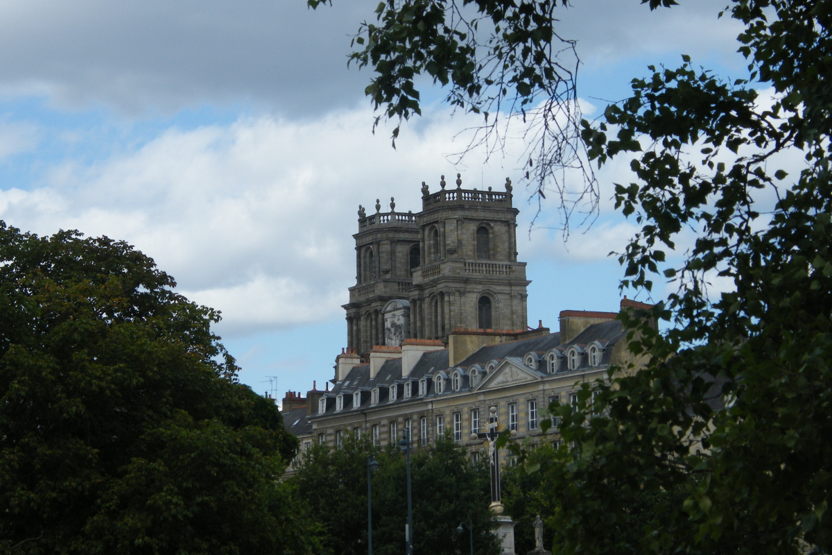 Cathédrale de Rennes depuis  la Vilaine