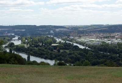 Vue de la vallée de la Seine et Mantes-la Jolie depuis la Via Columbani