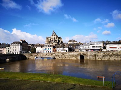 La Basilique Notre-Dame des Miracles devant La Mayenne