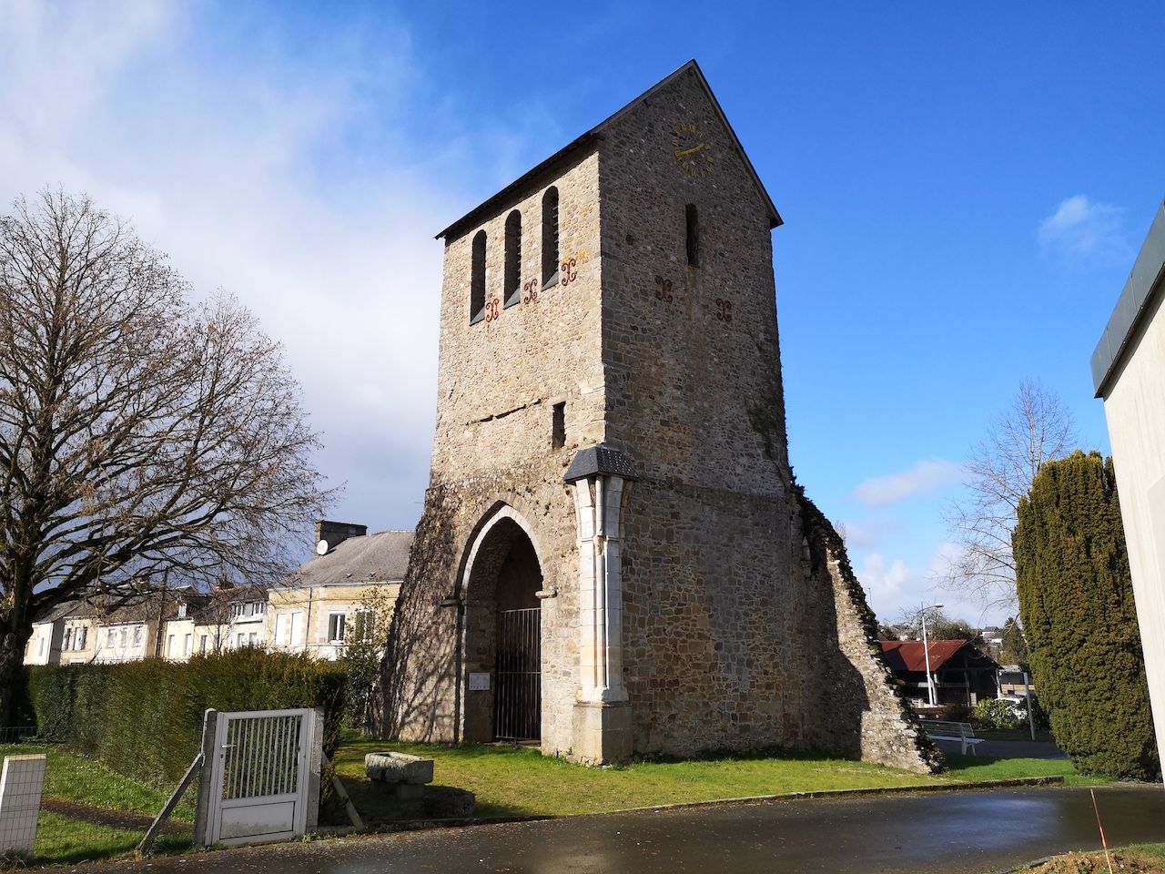 Clocher de l’ancienne église à Villaines-la-Juhel