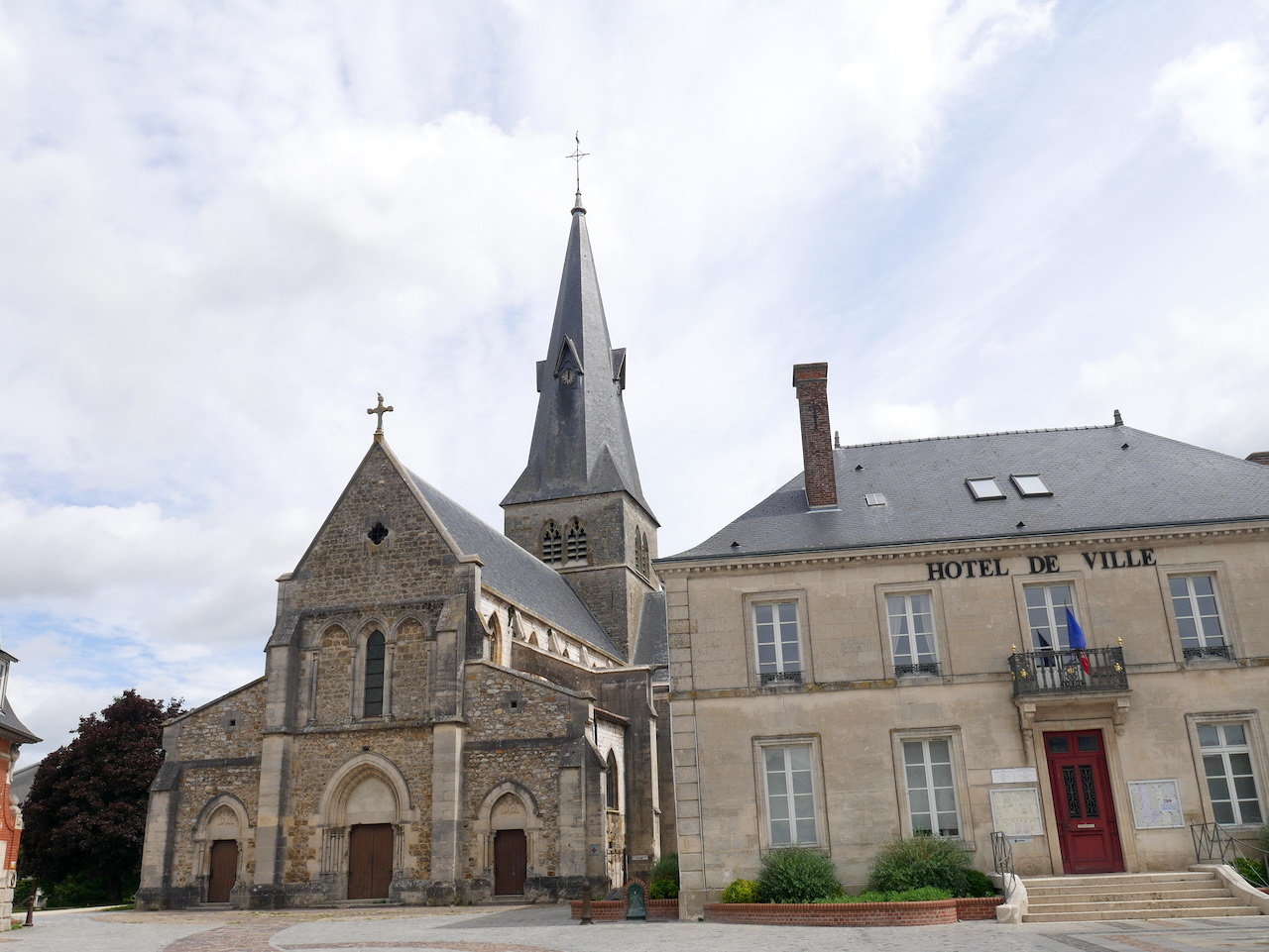 L’église Saint-Martin et l'Hôtel de Ville à Suippes