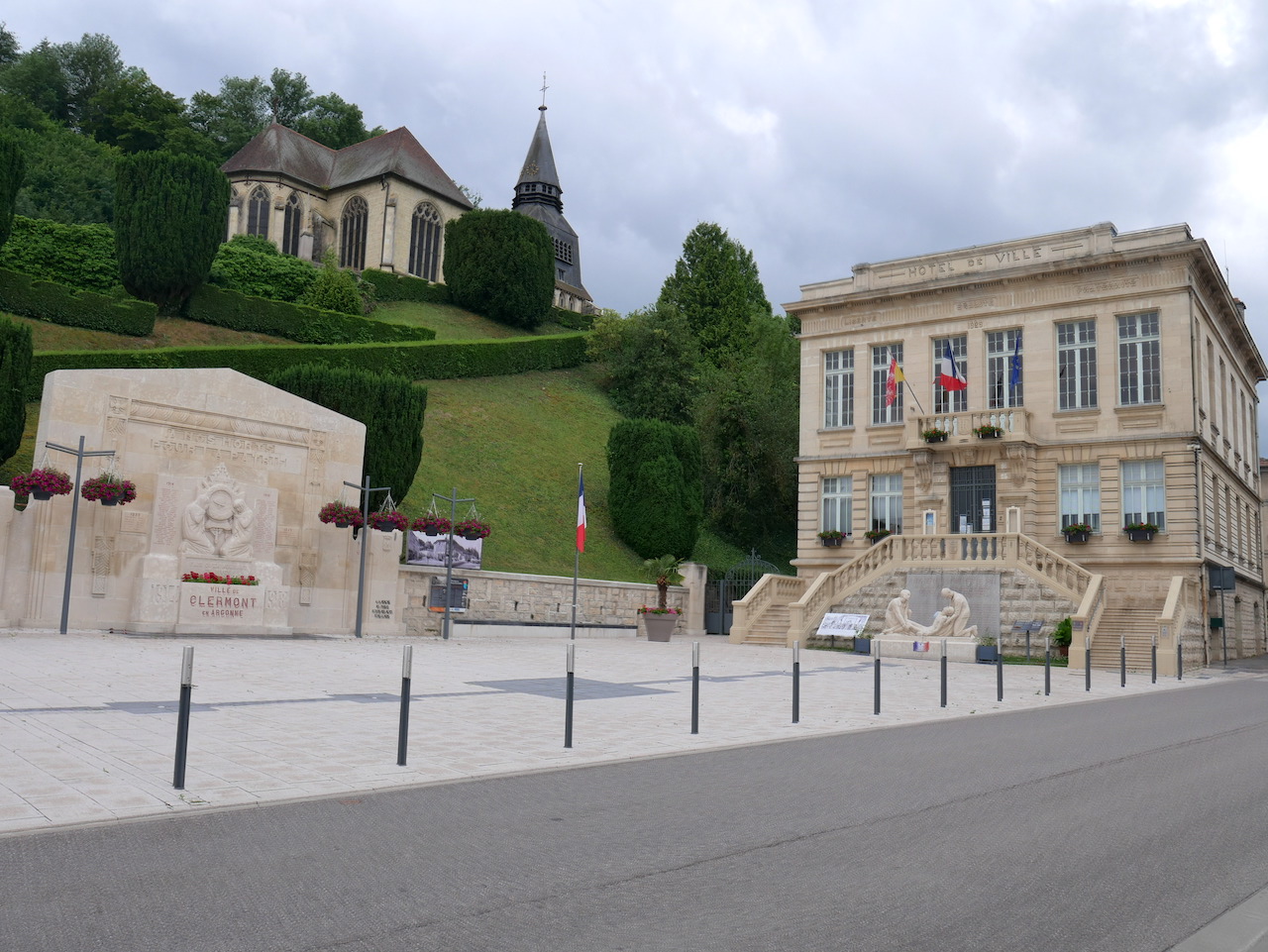 Mairie et église Saint-Didier à Clermont-en-Argonne