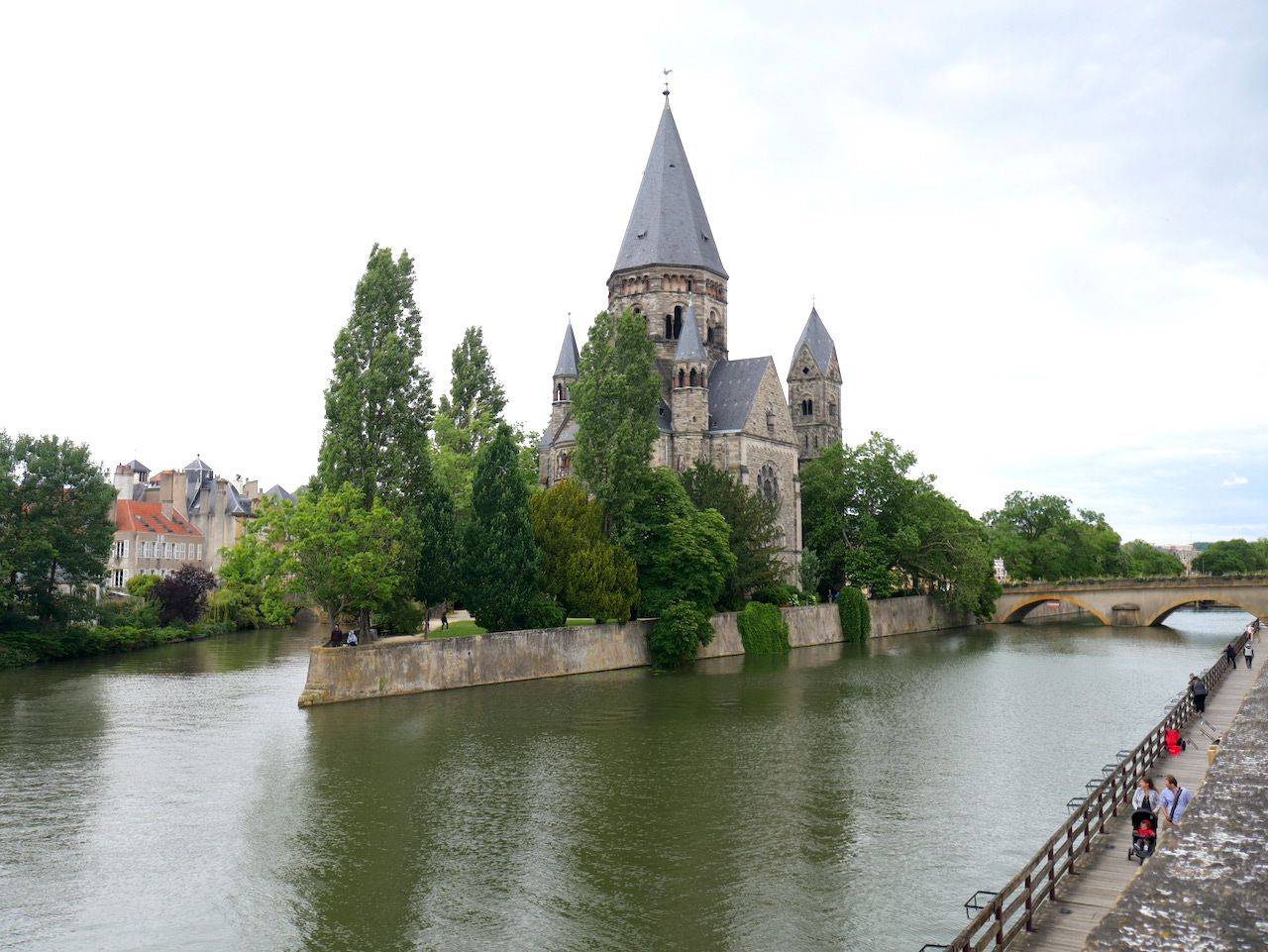 Le Temple Neuf depuis la Via Columbani, sur une île de la Moselle.