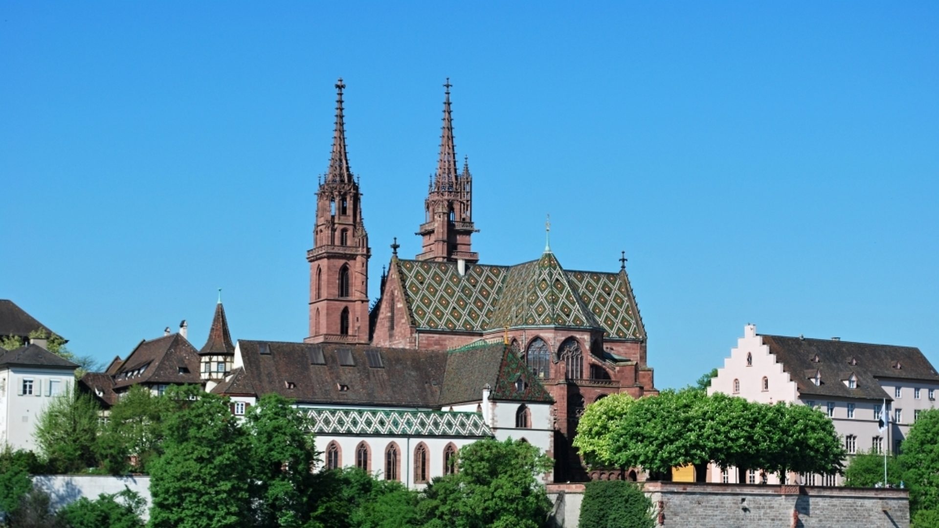 La cathédrale Notre-Dame de Bâle avec son toit en tuiles vernissées.