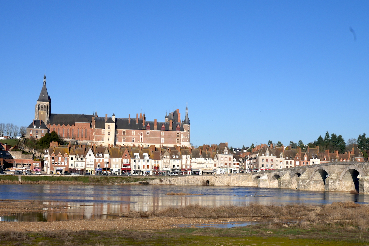 Vue de Gien depuis la rive gauche de la Loire