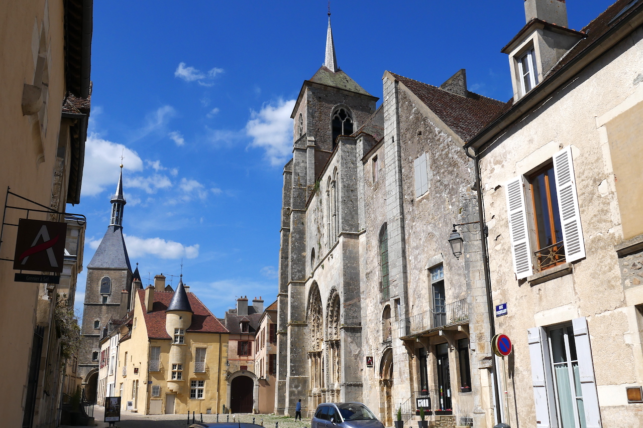 Façade de l’église Saint-Lazare et la Tour de l’Horloge