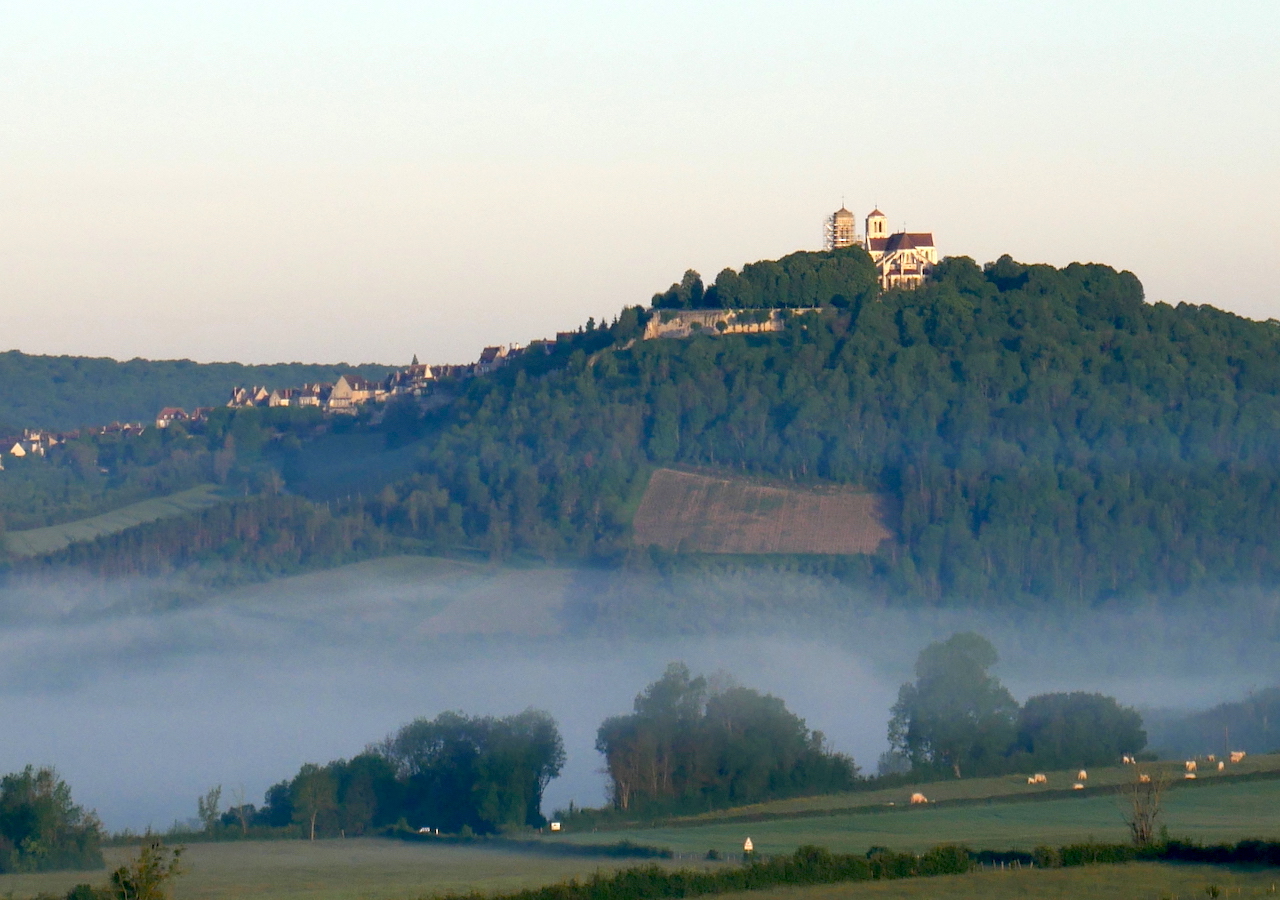 La colline de Vézelay au lever du jour