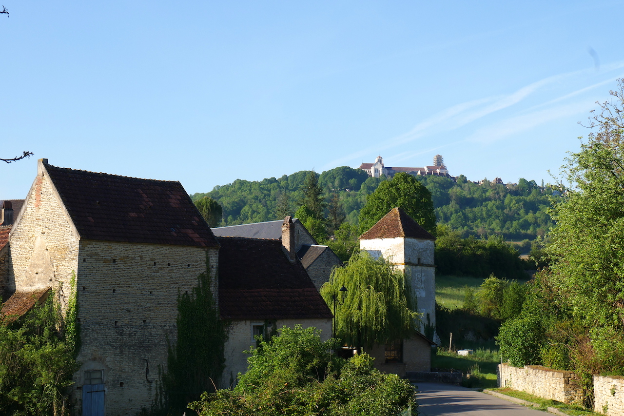 Un dernier regard sur Vézelay depuis le village médiéval d’Asquin