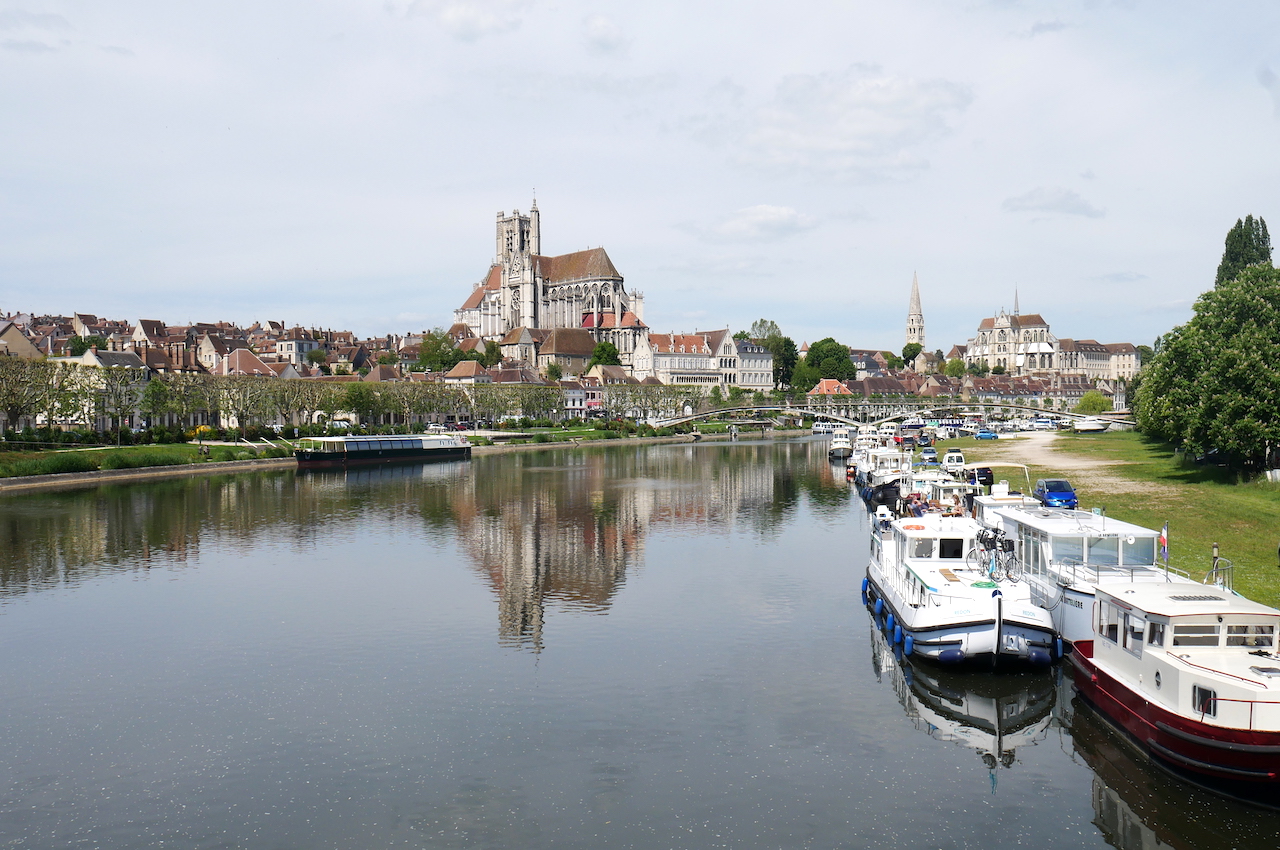 Vue générale d’Auxerre avec le port de plaisance au premier plan