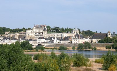 Vue générale d’Amboise depuis la rive droite de la Loire