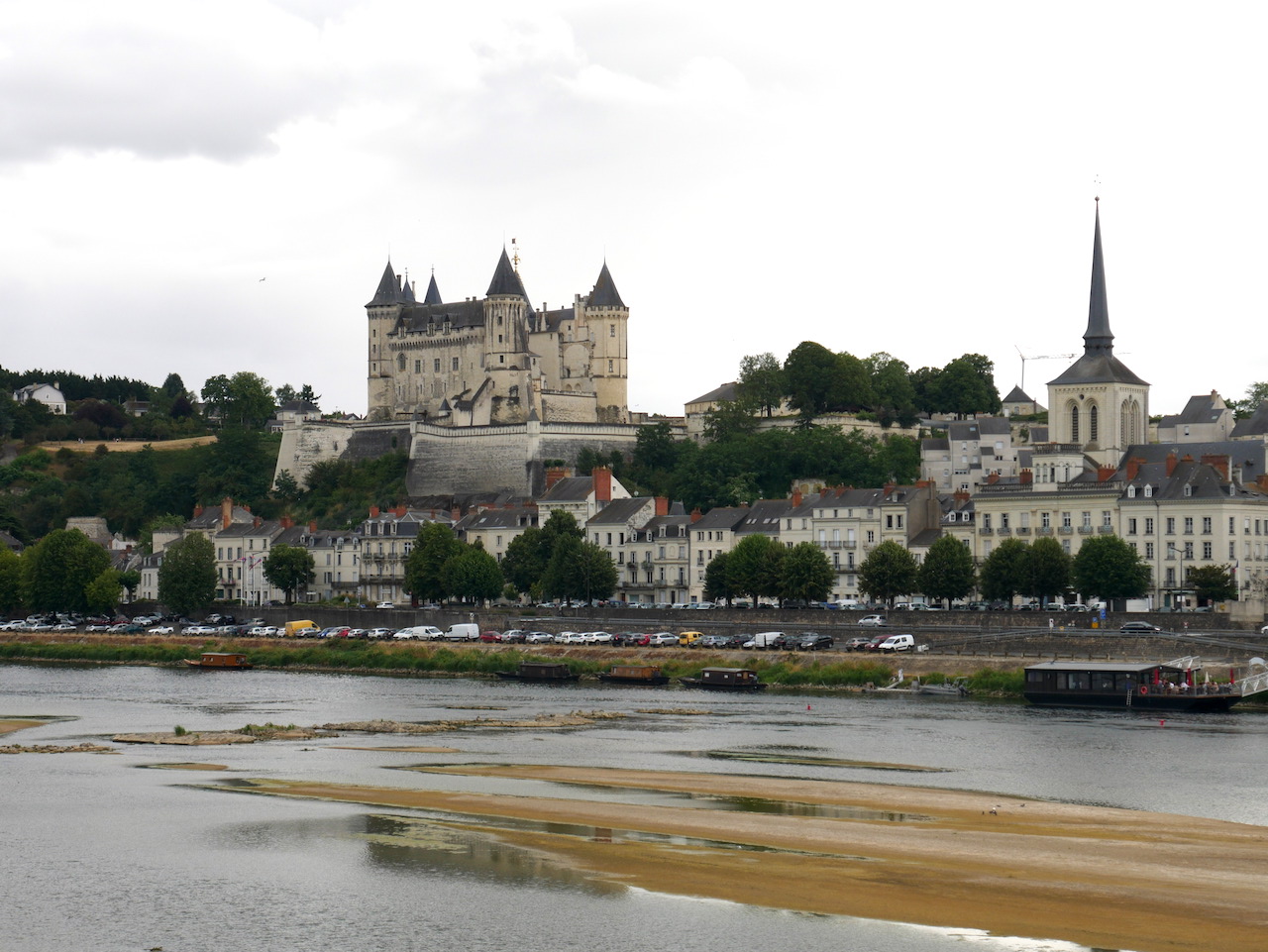 Vue de la ville de Saumur depuis la rive droite de la Loire